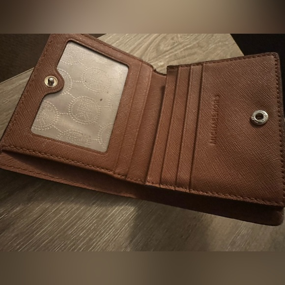 Michael Kors tri-fold wallet
Good condition, hardly been used - Picture 2 of 2